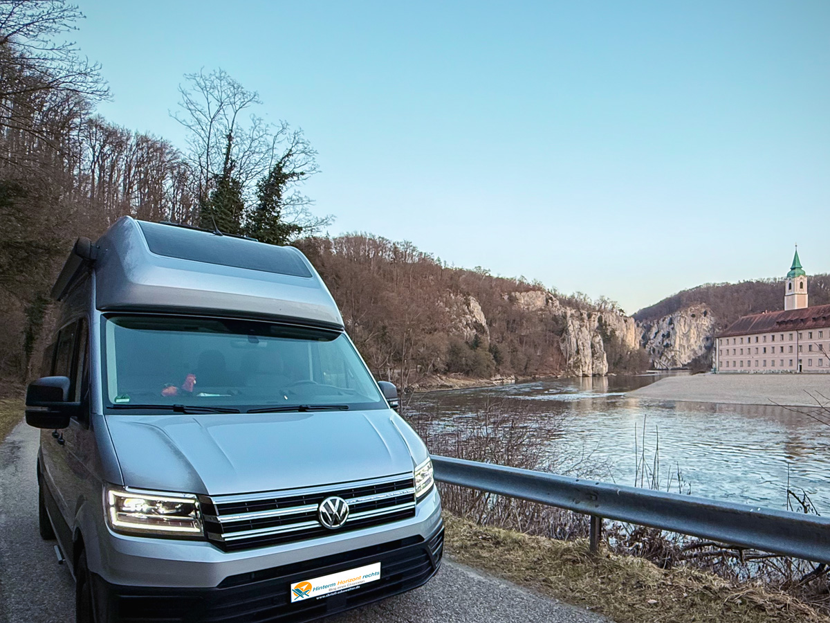 VW Grand California an der Donau bei Kelheim mit Blick auf Kloster Weltenburg