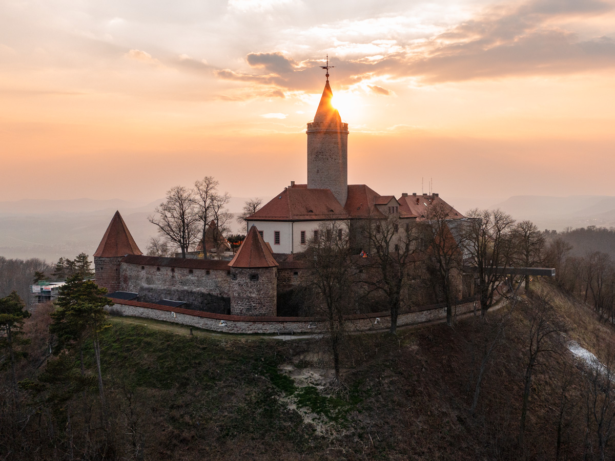 Leuchtenburg Thüringen im Licht der Abendsonne – Burganlage mit Wehrmauer und Bergplateau.