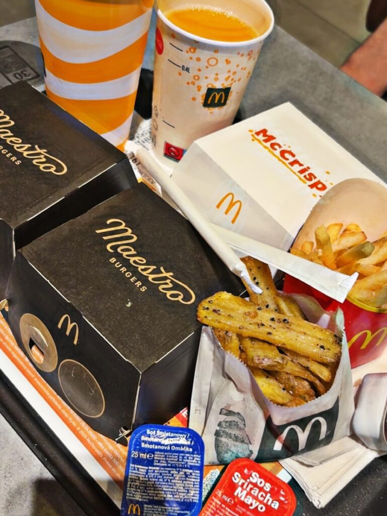 McDonald’s Tablett mit Maestro Burgers, McCrispy, Pommes, Dips und Getränken in Auschwitz.
