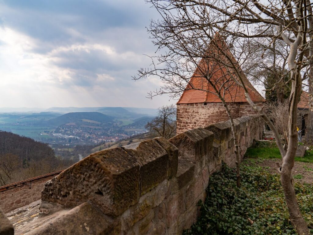 Ausblick von historischem Burgmauer-Vorsprung der
