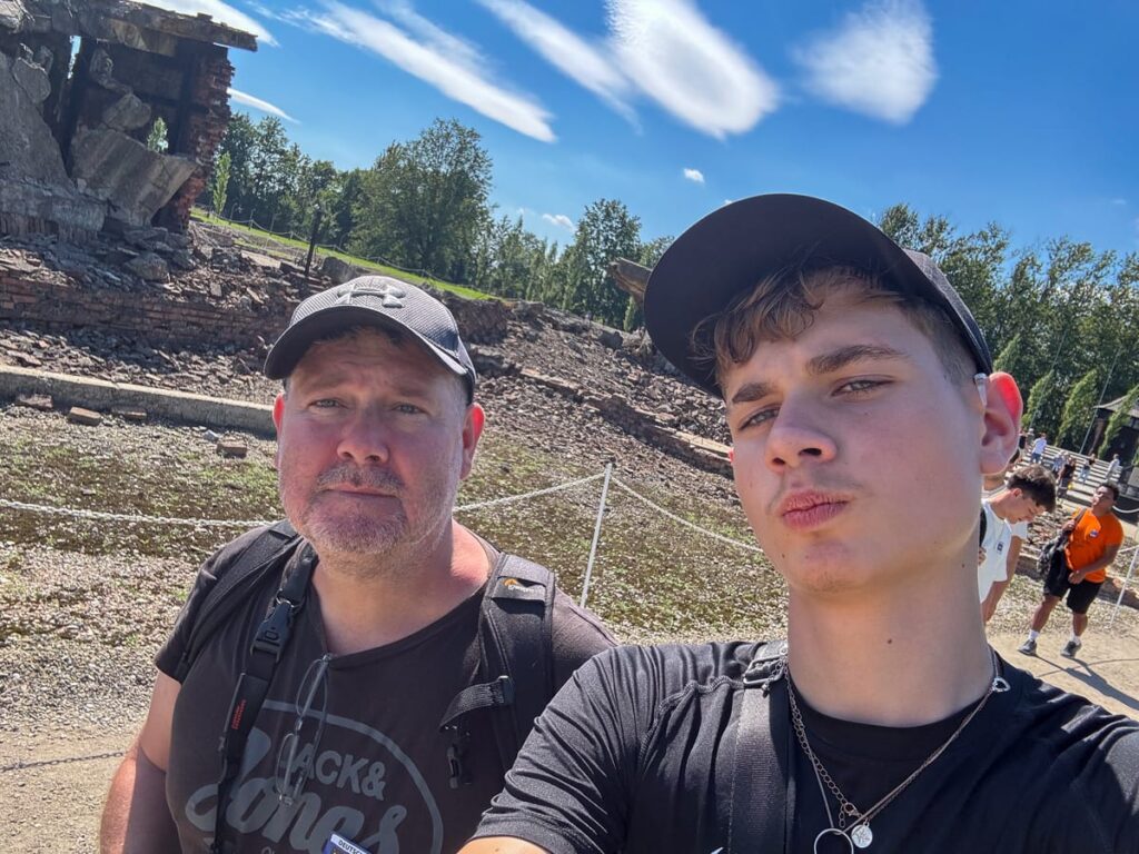 Pius mit seinem Vater vor den Überresten eines Krematoriums in Auschwitz-Birkenau
