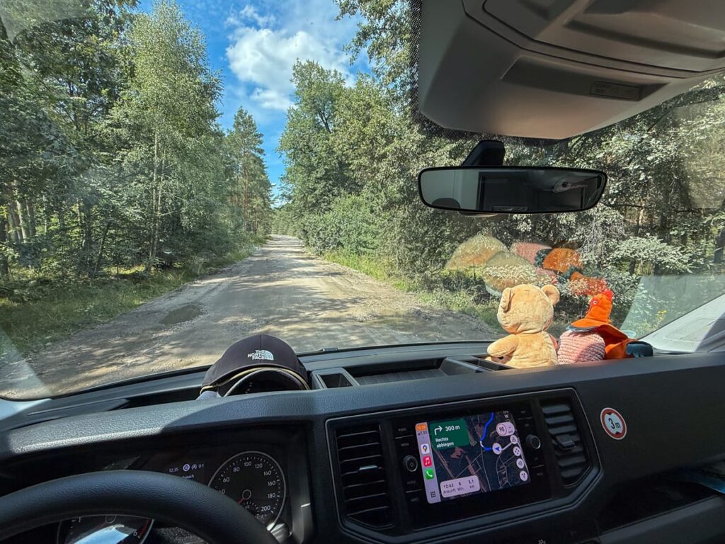 Fahrt auf einem Waldweg in Polen mit Luis und Brunhilde auf dem Armaturenbrett.