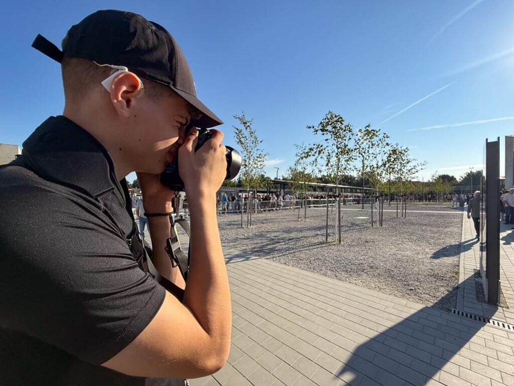 Mein Sohn fotografiert die Warteschlange vor dem Museum Auschwitz bei strahlend blauem Himmel
