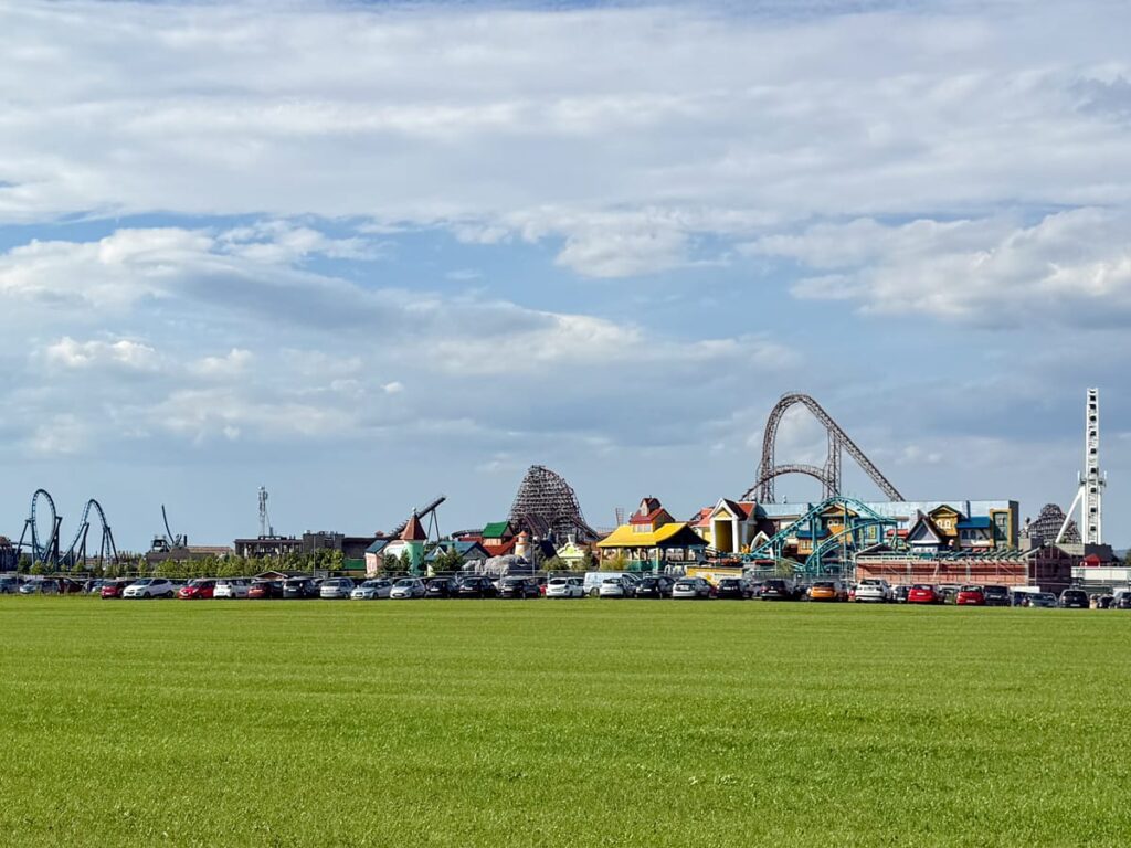 Blick auf den Freizeitpark Energylandia in Zator mit Achterbahnen und Attraktionen