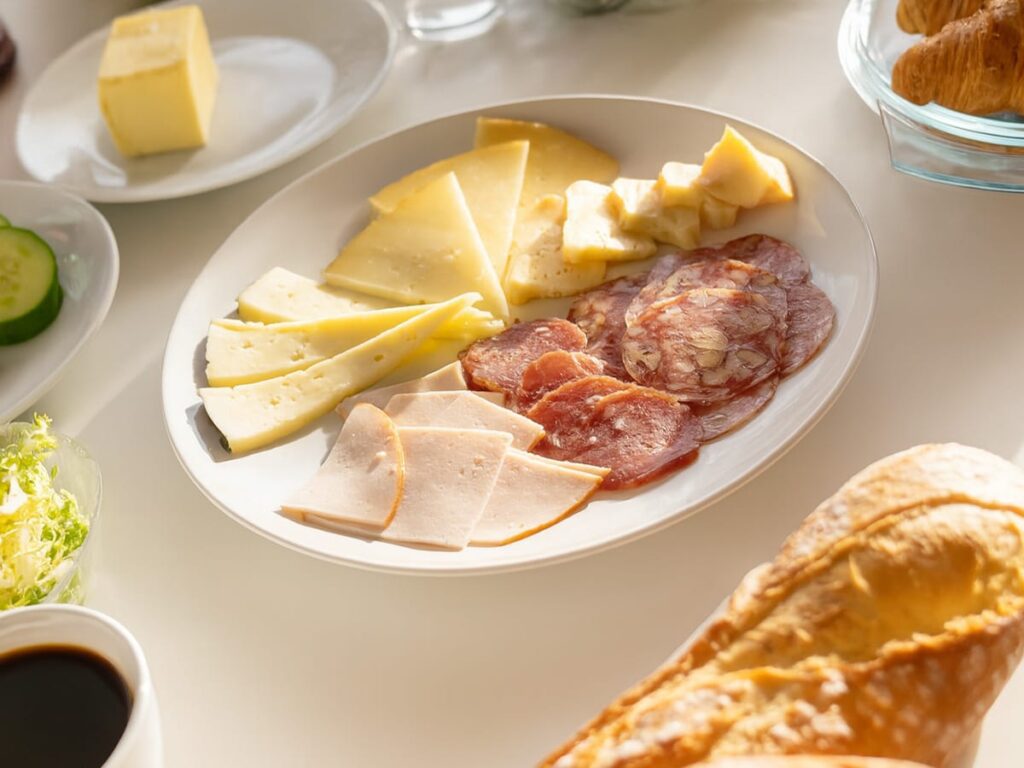 Frühstück im Camper mit frischen Zutaten in Waldheim, Sachsen – Käse, Wurst, Baguette, Croissant, Kaffee