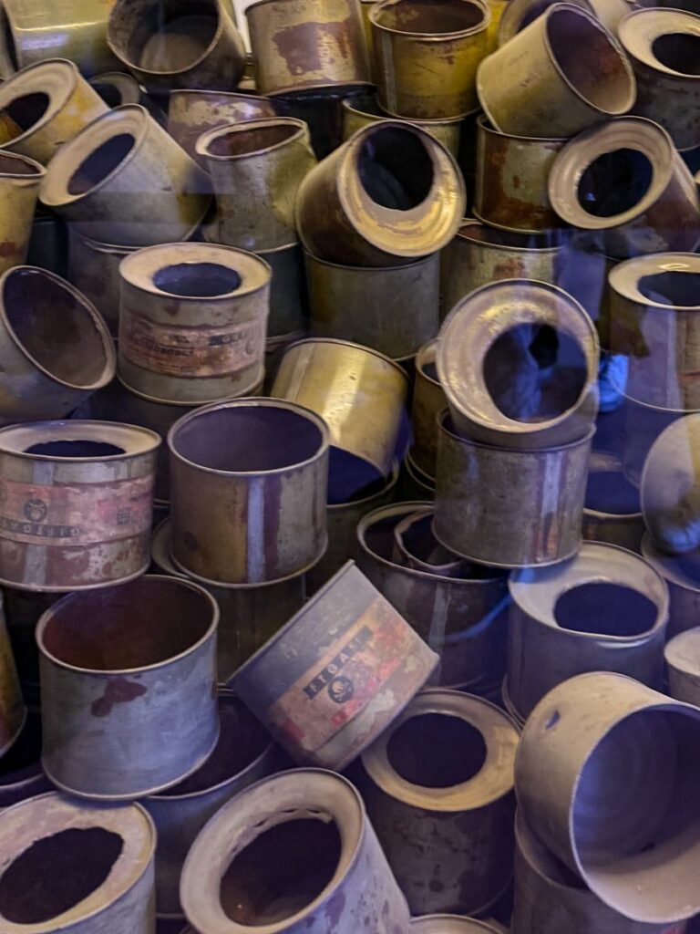 Leere Zyklon-B-Dosen aus der Gaskammerausstellung im Museum Auschwitz