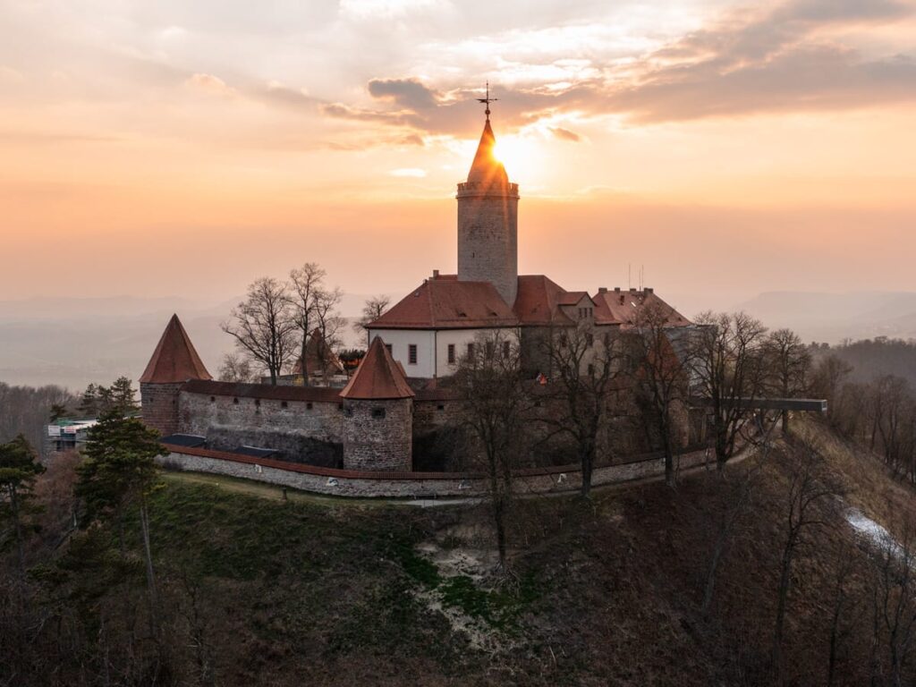 Leuchtenburg Thüringen im Licht der Abendsonne – Burganlage mit Wehrmauer und Bergplateau.