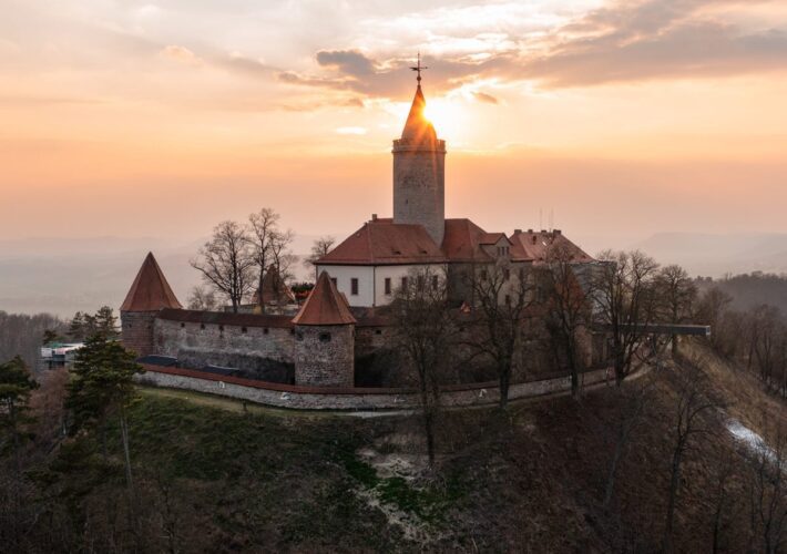 Leuchtenburg Thüringen im Licht der Abendsonne – Burganlage mit Wehrmauer und Bergplateau.