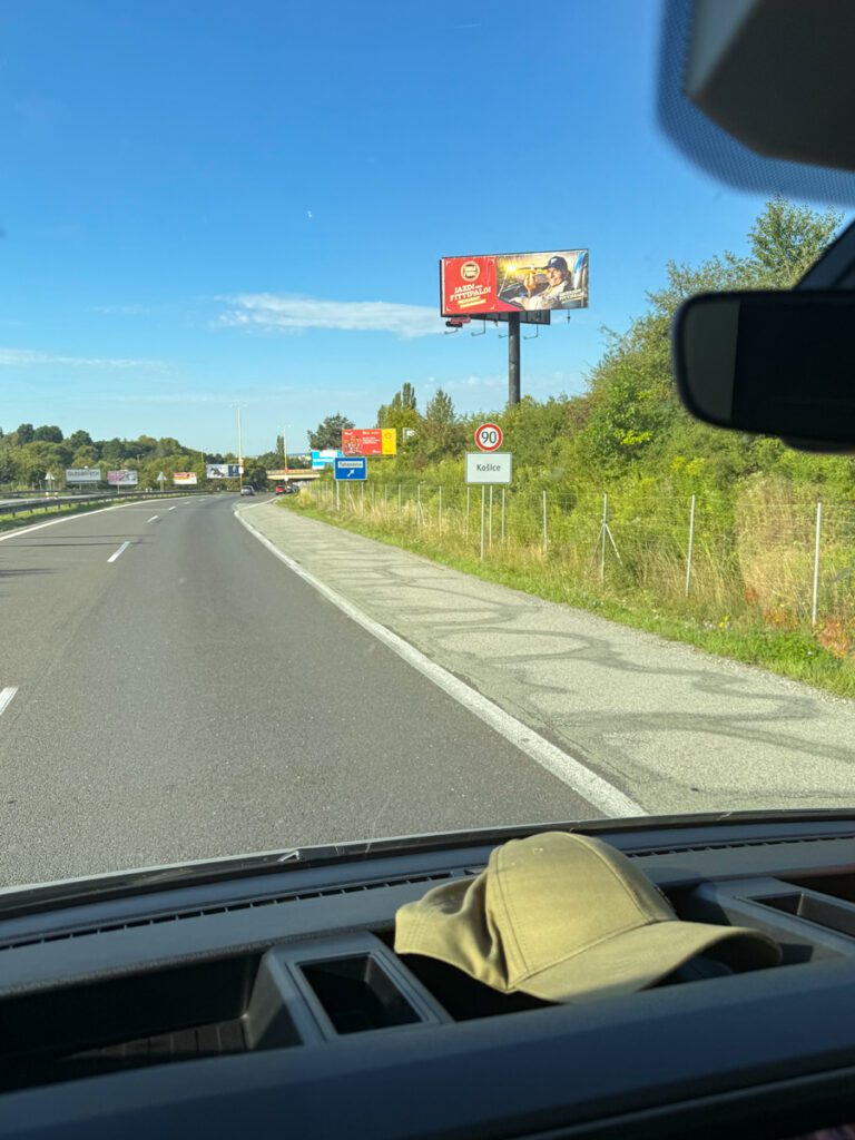 Mit dem Camper bei der Ausfahrt aus Košice in der Slowakei auf der Fernstraße Richtung Süden