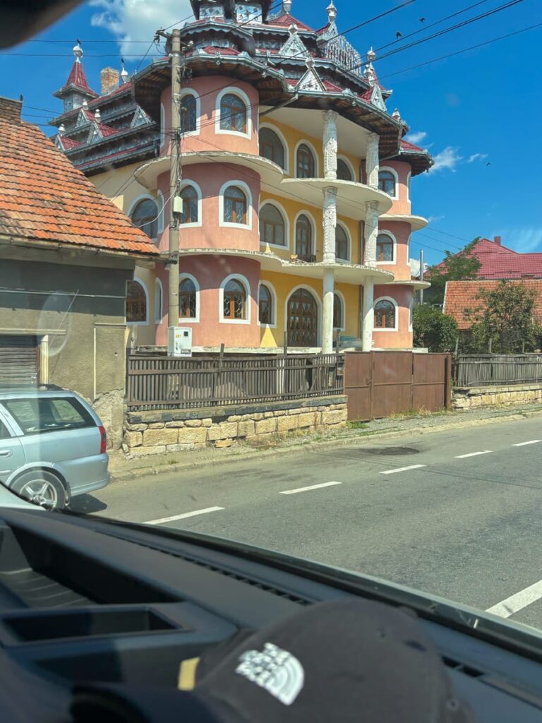 Unfertiges Roma-Haus in Huedin mit rotem Dach, silbernen Giebeln und reich verzierten Türmchen