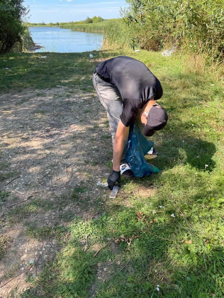 Mein Sohn sammelt Plastik und Abfall am Acumularea-Crestur-See in Rumänien ein.
