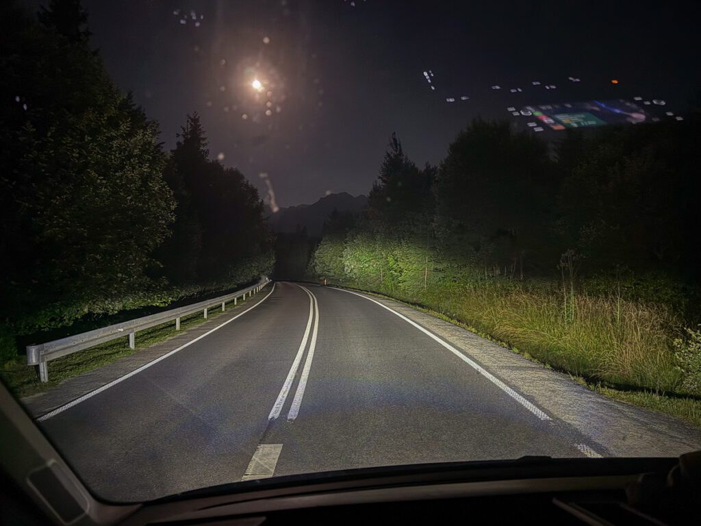Mond über der Straße, Nachtfahrt Richtung Slowakei, Navi spiegelt in der Scheibe
