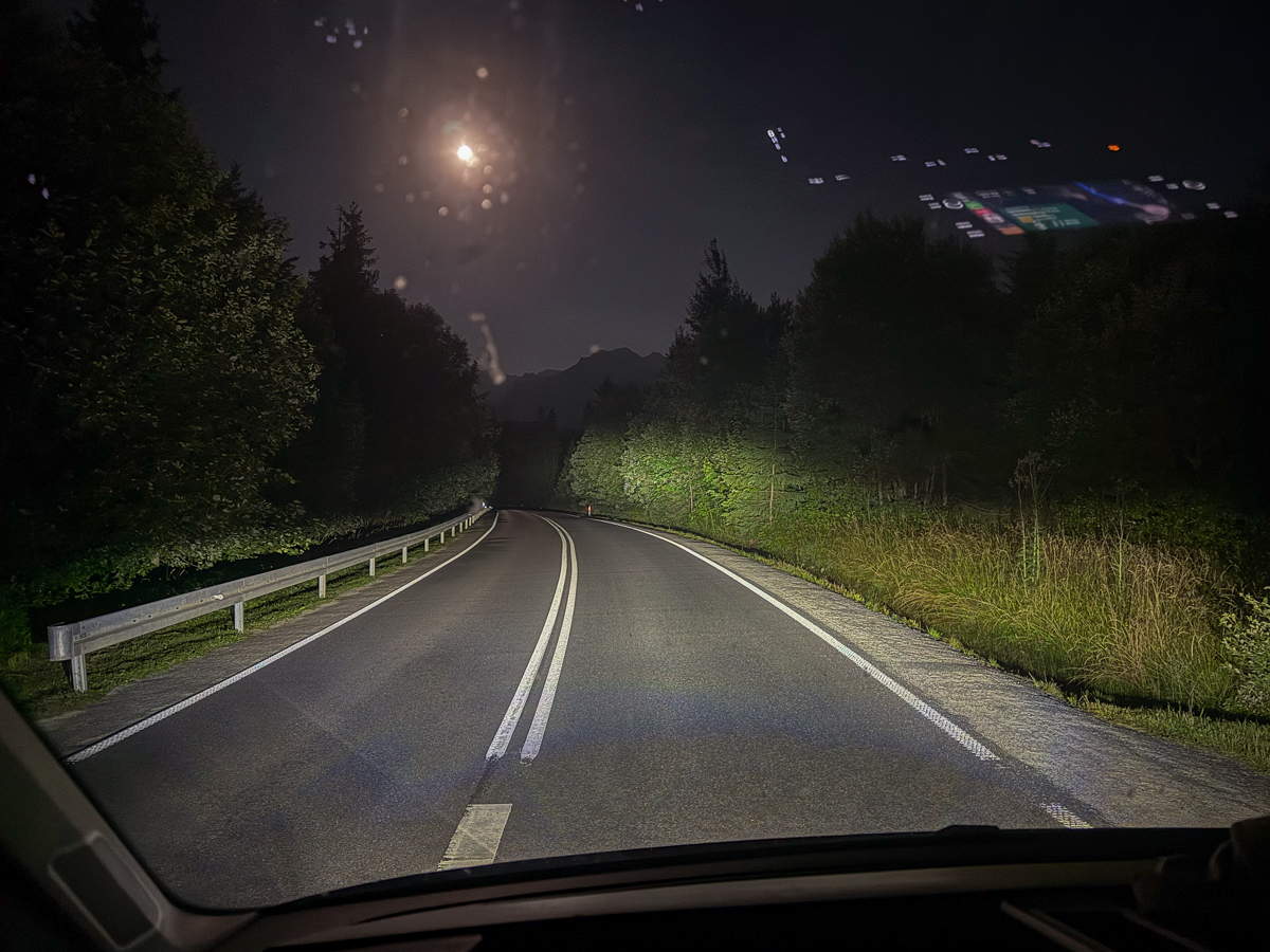 Mond über der Straße, Nachtfahrt Richtung Slowakei, Navi spiegelt in der Scheibe