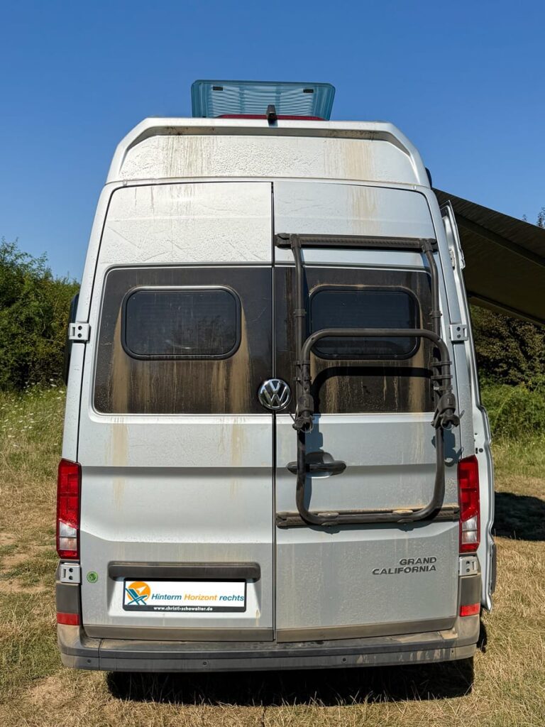 Heck unseres VW Grand California nach 1.500 Kilometern durch Rumänien – dreckig, echt, unterwegs