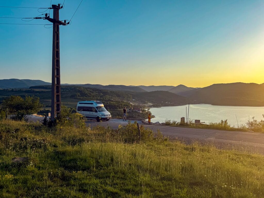 Camper am Cincis-See in Rumänien bei Sonnenuntergang am Straßenrand geparkt
