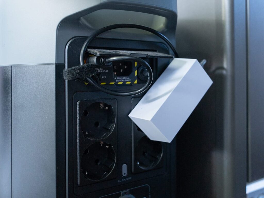 Netzteil von Starlink Mini an der EcoFlow Powerstation angeschlossen