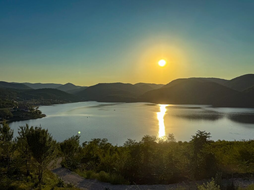 Sonnenuntergang über dem Cincis-See in Rumänien mit Spiegelung im Wasser