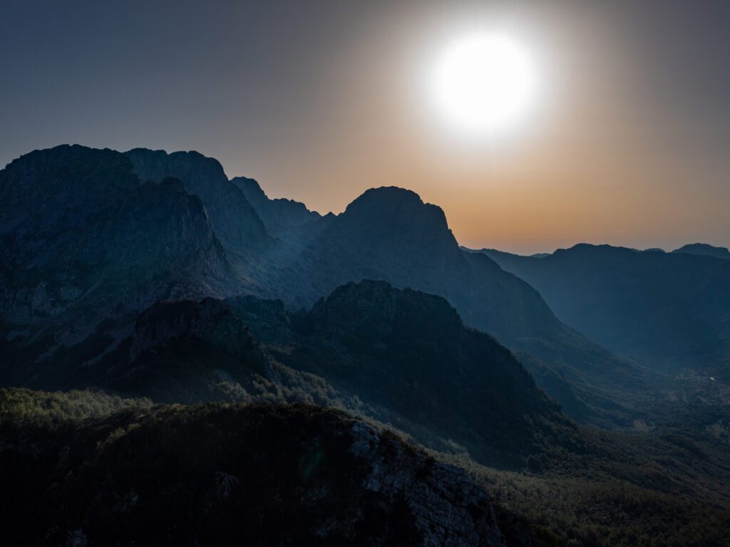 Albanien zeigt seine wilde Seite im Abendlicht