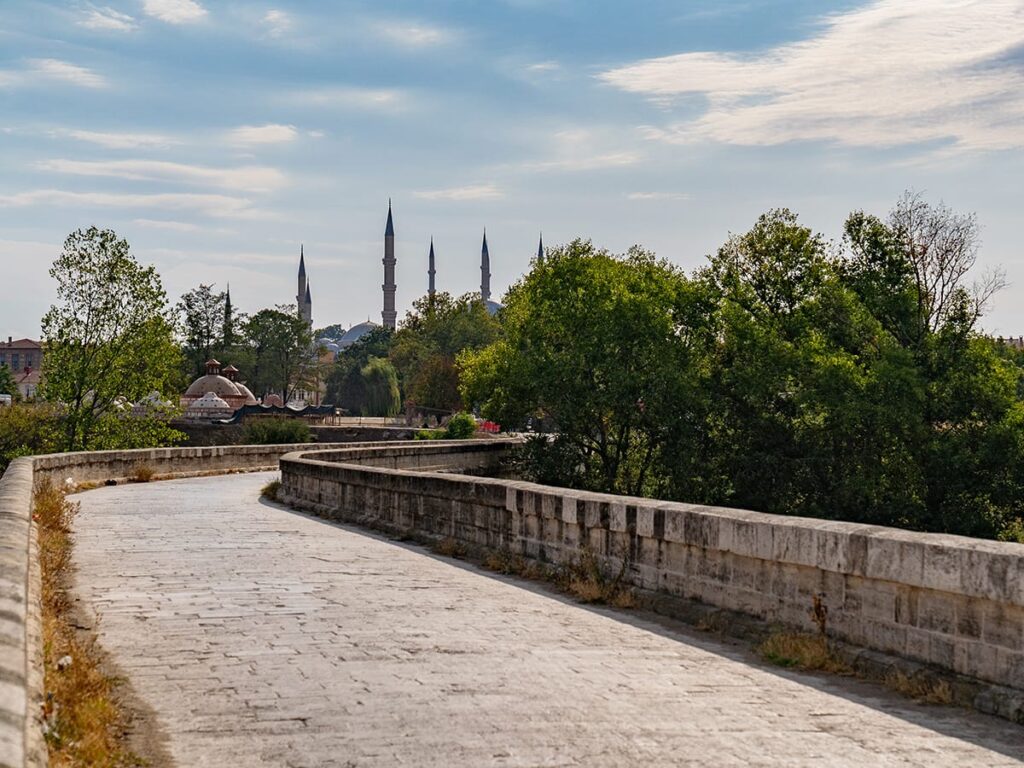 Alte Steinbrücke vor den Minaretten einer Moschee in Edirne