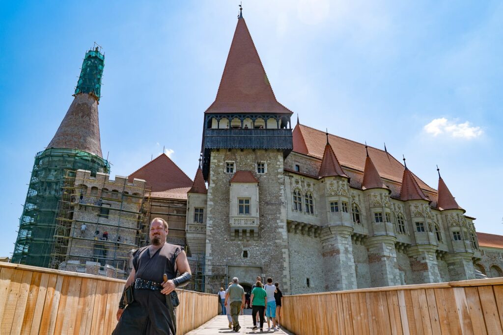 Ritterdarsteller auf der Brücke zum Tor der Burg Corvin in Hunedoara, Rumänien