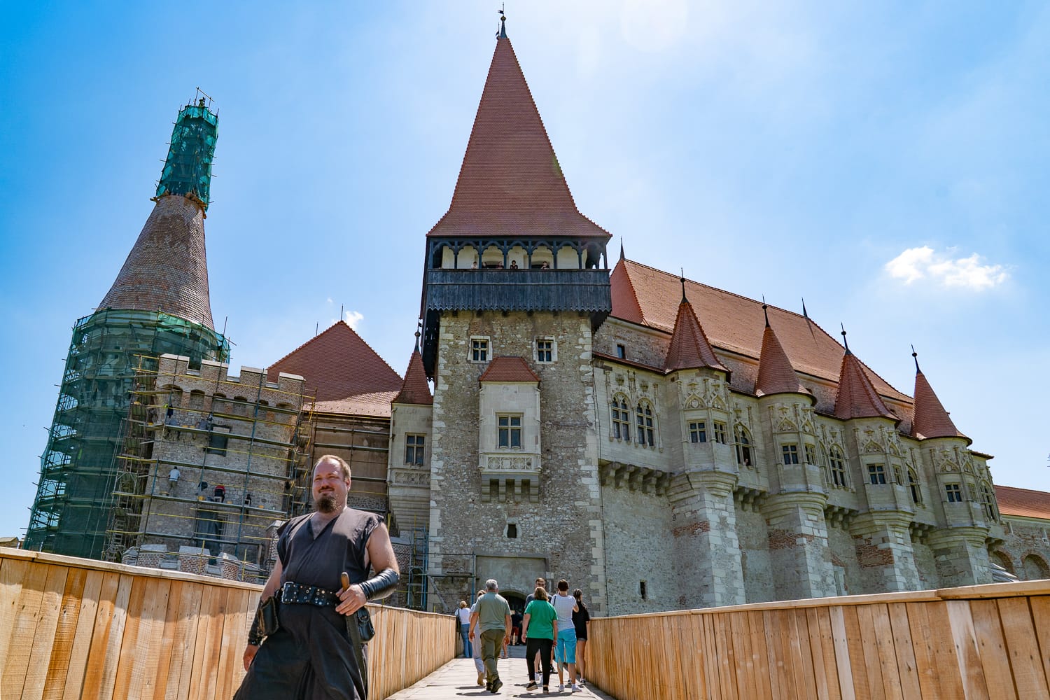 Ritterdarsteller auf der Brücke zum Tor der Burg Corvin in Hunedoara, Rumänien