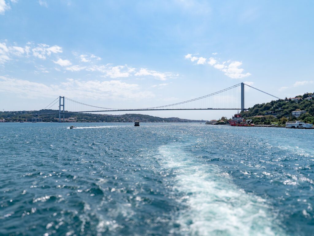 Brücke über den Bosporus in Istanbul, aufgenommen vom Wasser aus