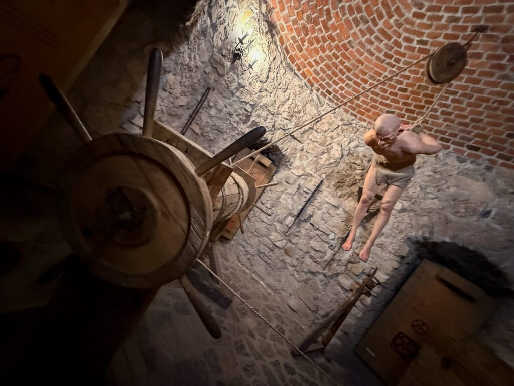 Folterszene im Verlies der Burg Corvin mit mittelalterlichem Gerät und Figur