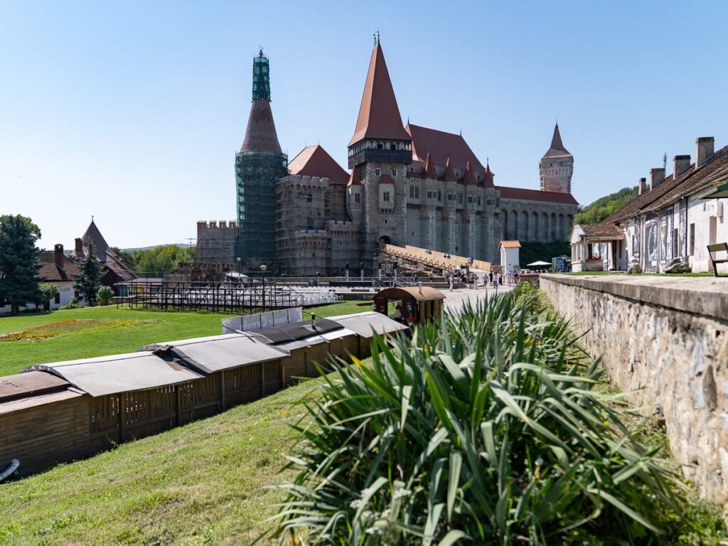 Burg Corvin in Hunedoara mit ihrem markanten Eingang und Vorplatz, aufgenommen bei sonnigem Wetter.