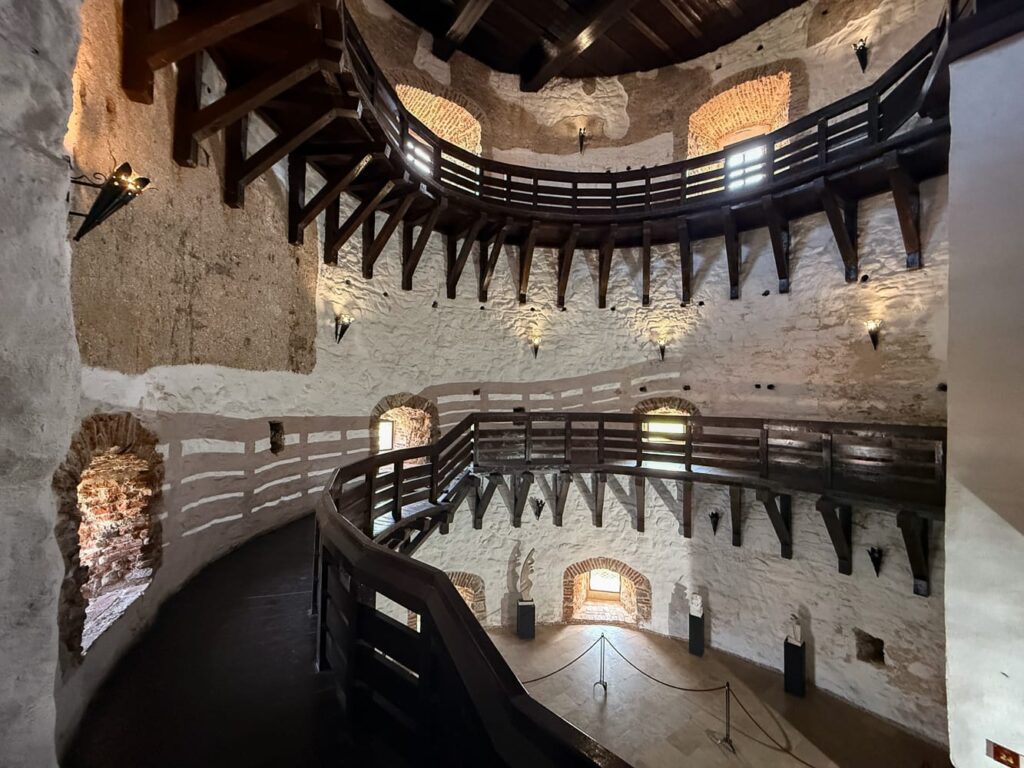 Blick in das Innere eines Turmes der Burg Corvin mit verschlungenen Holzgalerien und Mauern