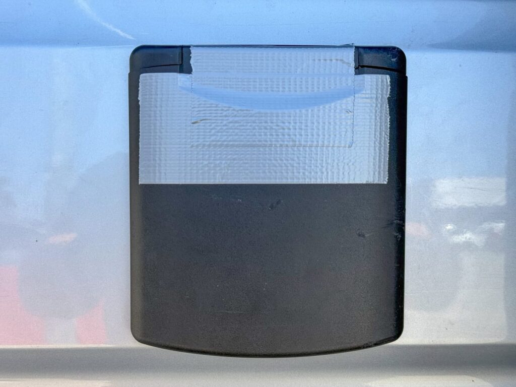 Mit Gaffa-Tape reparierter Wassertankdeckel am Camper