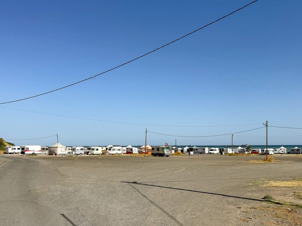 Campingplatz mit Wohnmobilen und Zelten am Ufer des Marmara-Meeres