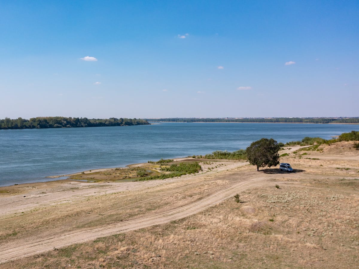 Camper am Donauufer unter einem Baum bei Maglavit