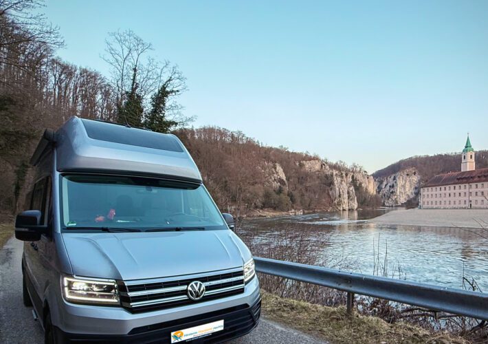 VW Grand California an der Donau mit Blick auf Kloster Weltenburg