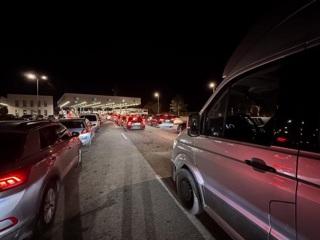Alt-Text: Autoschlange am Grenzübergang Bulgarien–Türkei