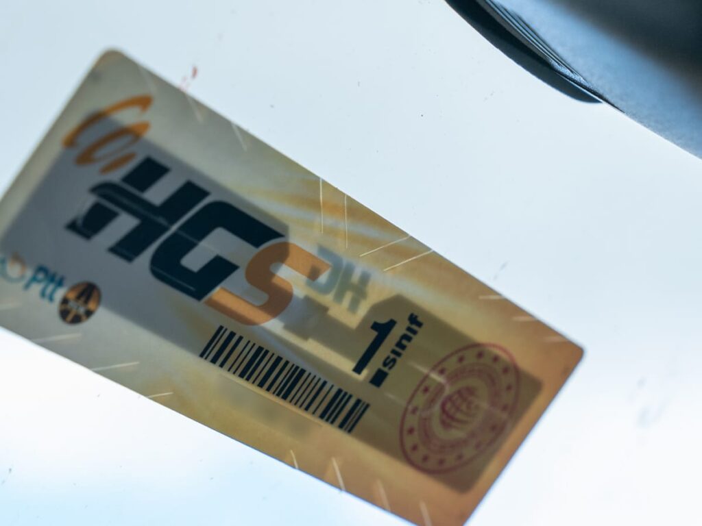 HGS-Plakette an der Windschutzscheibe für das türkische Mautsystem - für die Route mit dem Camper durch die Türkei