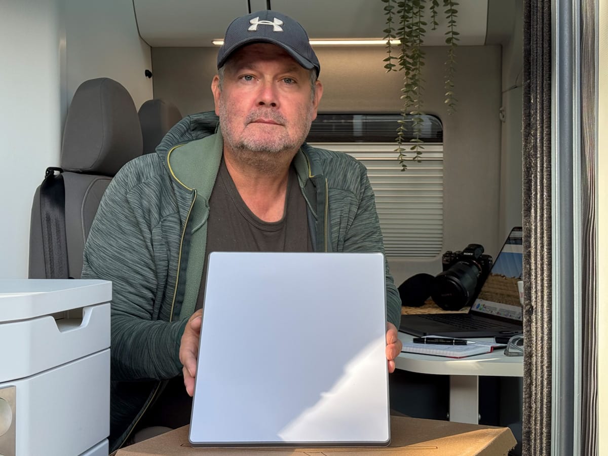 Autor mit Starlink Mini im Camper Grand California