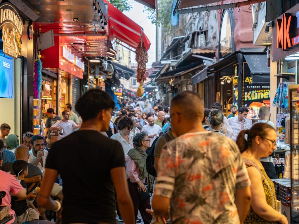 Menschenmengen im Basar von Istanbul, enges Gedränge in den Gassen