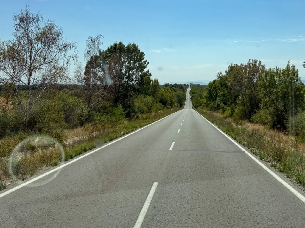 Gerade Landstraße Richtung Montana in Bulgarien