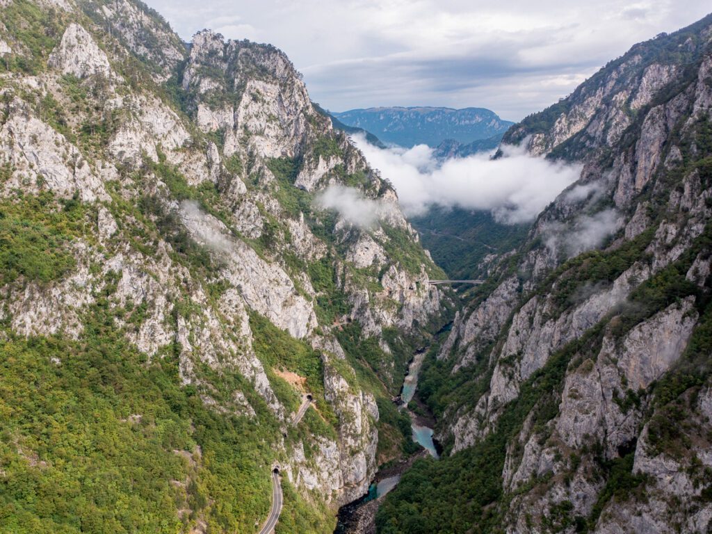 Dramatische Schlucht mit Felsen, Fluss und Straße in Montenegro