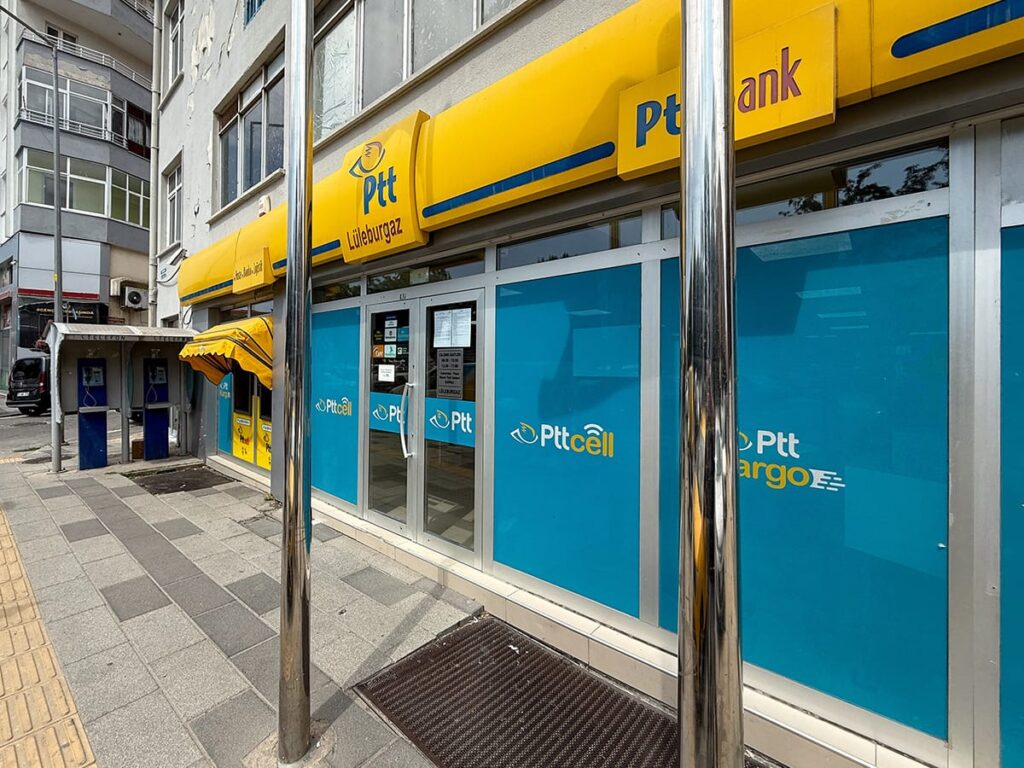 PTT-Filiale mit gelben Schildern und blauen Scheiben in Lüleburgaz