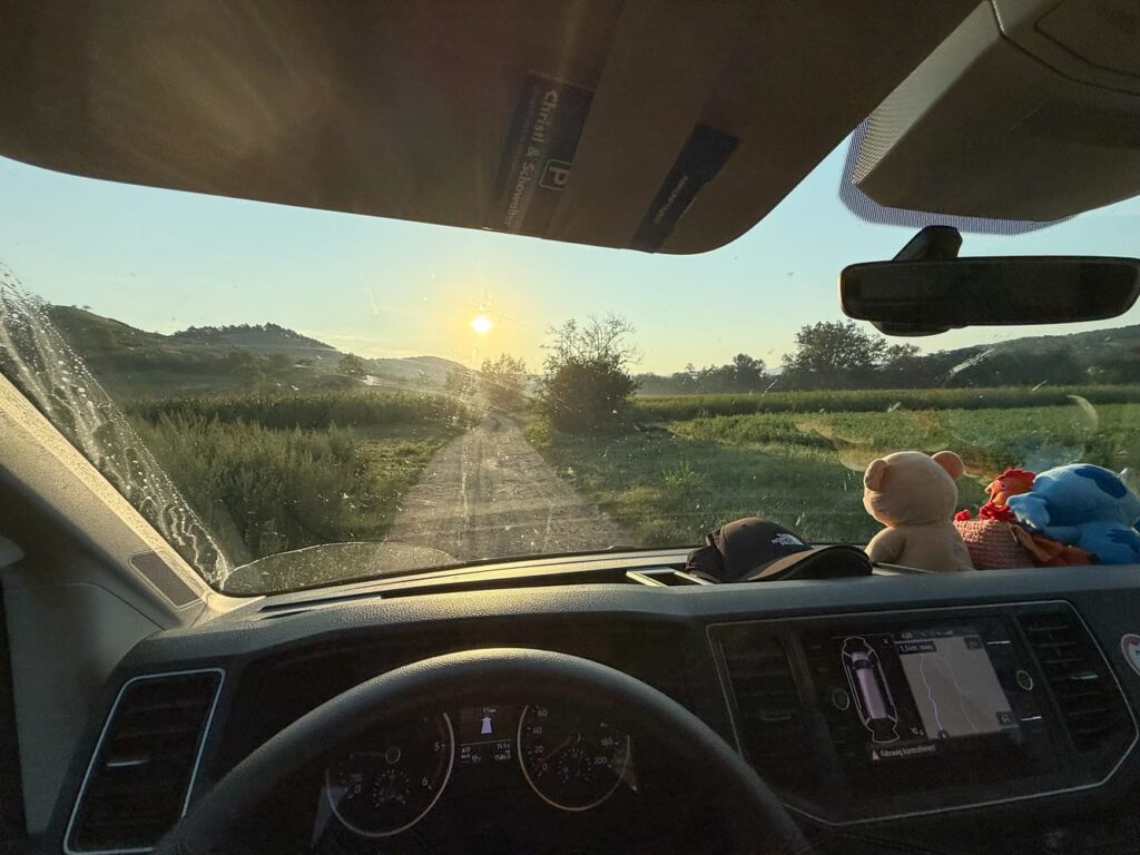 Sonnenaufgang in Rumänien, gesehen aus dem Camper auf einem Feldweg bei Silvașu de Jos.