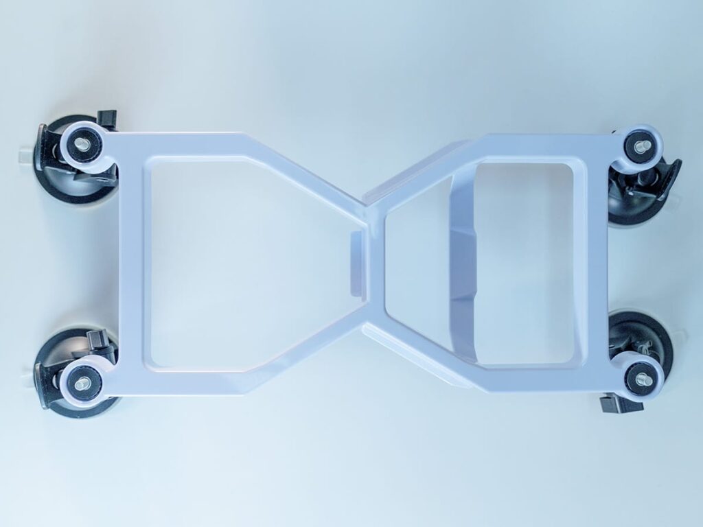 Starlink Mini Halterung mit Saugfüßen am Camper befestigt