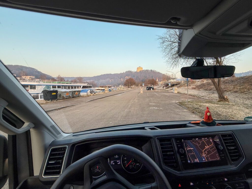 Aussicht vom Frühstücksplatz im Camper in Kelheim mit Blick auf Donau und Schiffe