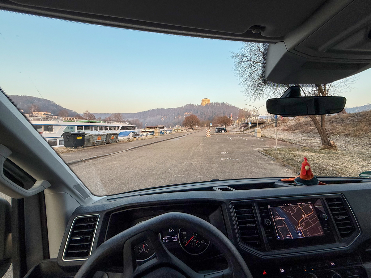 Aussicht vom Frühstücksplatz im Camper in Kelheim mit Blick auf Donau und Schiffe