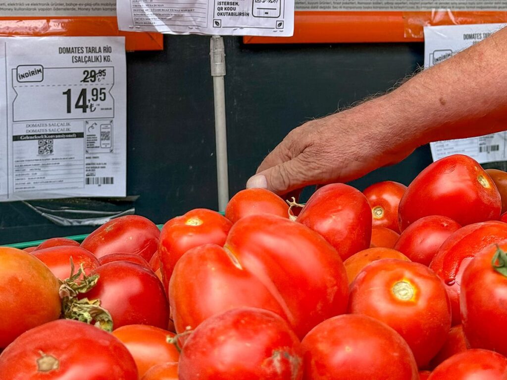 Rote Tomaten mit Preisschild 14,95 Lira (0,31 €) pro Kilo auf einem Markt in der Türkei