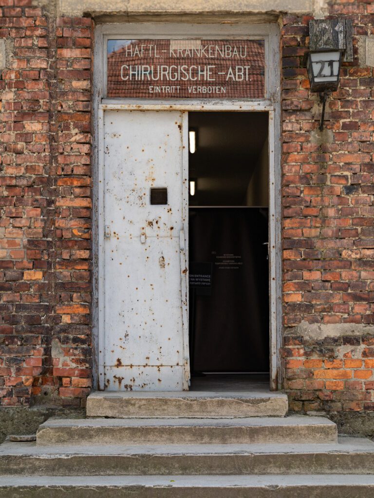 Tür zur chirurgischen Abteilung in Auschwitz, hinter der medizinische Experimente und Verbrechen stattfanden