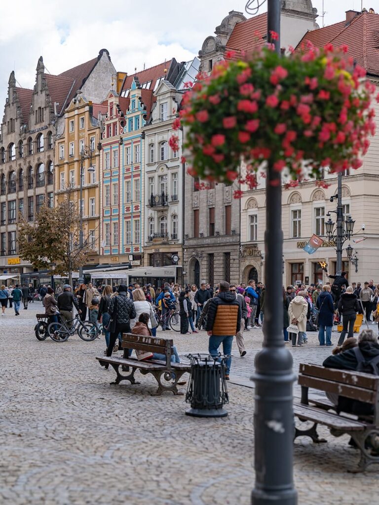 Bunte Fassaden und reges Treiben auf dem Marktplatz in der Altstadt von Breslau