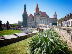 Burg Corvin in Hunedoara mit ihren markanten Türmen und Zinnen am Morgen