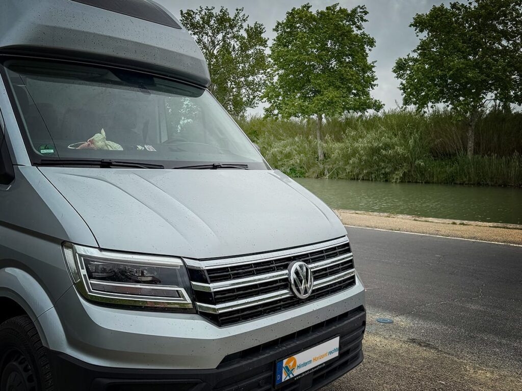 Camper steht am Canal du Midi in Béziers an einem ruhigen Morgen mit Blick auf Wasser und Bäume.
