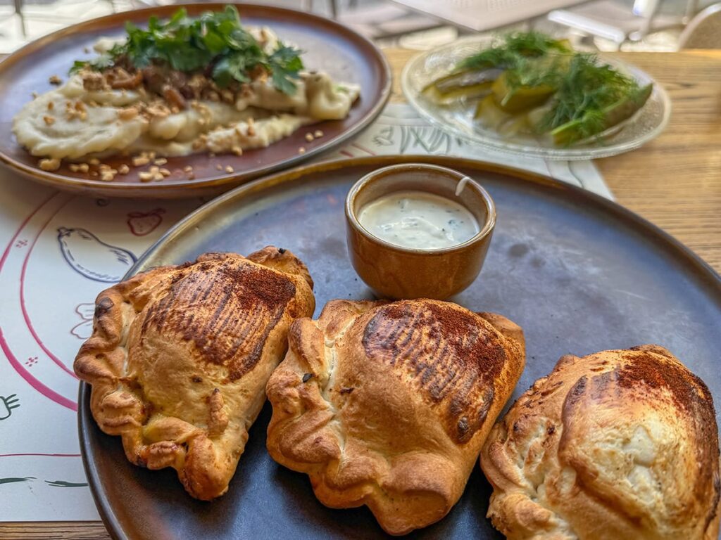 Frisch gebackene Piroggen auf einem Teller im Restaurant Pierogarnia Stary Młyn in Breslau